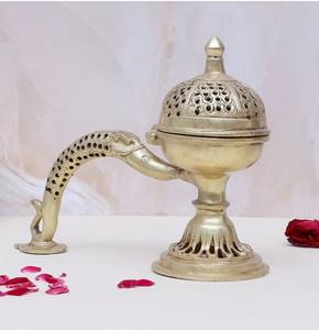 กระถางธูปทองเหลืองแบบดั้งเดิมที่มีด้ามจับสำหรับใช้ในบ้านทางจิตวิญญาณและวัตถุประสงค์ในการตกแต่งสำหรับฤดูร้อน - Product Image 2