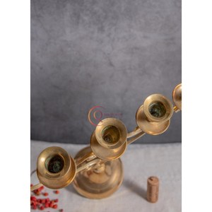 Dernier modèle de candélabre en métal doré antique à 5 bras Décoration de table unique pour la maison Pot à bougie de qualité supérieure au prix de gros - Product Image 4