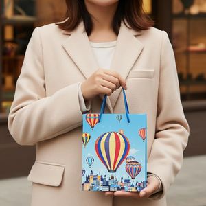 Sac cadeau de luxe léger en papier écologique haut de gamme avec logo personnalisé, poignée robuste, compatible micro-ondes, emballage recyclable, décoration - Product Image 4