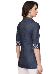 Top azul vaquero estampado con cuello camisero y mangas tres cuartos, diseñado en talla S, ideal para un look casual, suave y cómodo. - Product Image 1