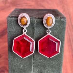 ทับทิมทรงหกเหลี่ยมทำด้วยมือสีแดงควอตซ์และตาเสือห้อยต่างหูเงินอัญมณีดีไซน์เนอร์สำหรับผู้หญิง - Product Image 1