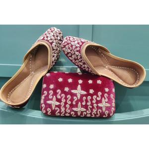 Zapatos negros Rajasthani bordados con billetera, zapatos tradicionales de cuero genuino respetuosos con el medio ambiente, zapatos y monedero de moda para niñas - Product Image 2