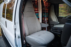 Prix Abordable 2023 Chevrolet Express 2500 Plateforme de couchage pour conversion en camping-car, Prêt à l'exportation - Product Image 2