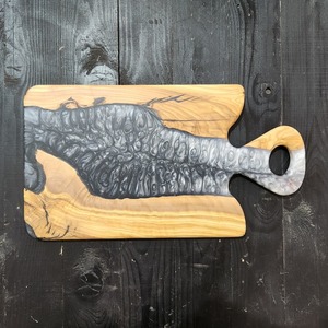 Planche à découper ronde en résine rose, planche à pizza, planche à fromage, bois d'acacia créatif, logo personnalisé, fabricant en gros, fait à la main, 2023 - Product Image 4