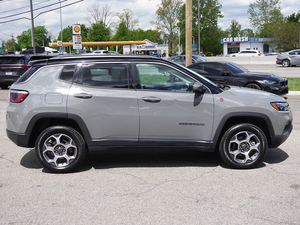 2023 J e p Compass Trail Hawk 4WD con ruedas de aleación Asientos de tela Sistema de navegación Asiento calentado Arranque remoto Techo solar - Product Image 4