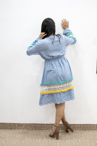Robe midi bohème bleu vif en coton 100% avec dentelle brodée et imprimé floral, col en V, lavable, idéale pour les sorties décontractées et les vacances en plein air - Product Image 5