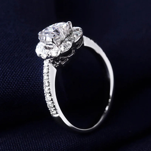 Bague de fiançailles personnalisée en or blanc 14 carats avec diamant de laboratoire taillé en cœur certifié IGI pour mariage de femme - Product Image 3