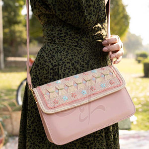 กระเป๋าแฟชั่นผู้หญิง วัสดุทนทาน ปิดด้วยซิป กันน้ำ หนังเทียม สายสะพายไหล่ คุณภาพสูง - Product Image 3