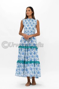 Hecho de gasa de algodón ligero Estampado a mano Top completamente smockeado Detalles de volantes a lo largo del cuello y estilo pulóver - Product Image 3