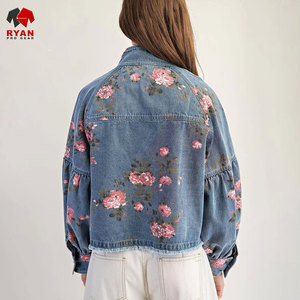 Veste en jean pour femme de haute qualité, au design intemporel, manches longues et tissu doux délavé - Product Image 2