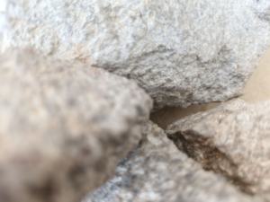 La pirofilita especial es vital para la cerámica de laboratorio resistente a productos químicos, garantizando la inercia contra ácidos y bases fuertes. - Product Image 3