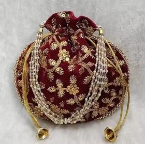 Rajasthani embrague nupcial tradicional exterior bordado interior Dupin terciopelo cordón Moti mango Diwali retorno regalo Potli bolsa - Product Image 4
