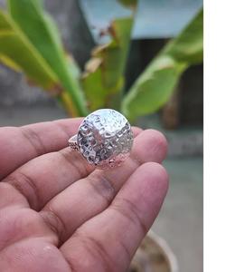 Bague en argent martelé faite à la main 925 bague en argent Sterling bague audacieuse ronde minimaliste bijoux cadeau pour elle - Product Image 1