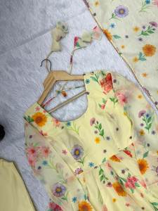 Kurti Anarkali en soie pour femme, léger, nouveau, motif unique, couture élégante, couleur magnifique, imprimé floral, design de créateur, pour les fêtes - Product Image 5