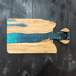 Planche à découper en bois bleu personnalisable de haute qualité, bloc à découper pour le fromage en résine époxy, meilleur prix avec un design en résine de rivière - Product Image 3