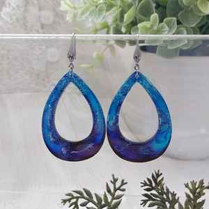 Pendientes de resina hechos a mano con colores vibrantes y diseños únicos, perfectos para un uso diario elegante. - Product Image 2