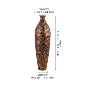 Vases en métal vintage élégants Accents de décoration intemporels Design d'intérieur d'inspiration rétro classique Mariage en étain Charme du vieux monde - Product Image 6