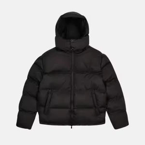 Blouson matelassé noir minimaliste à capuche surdimensionnée, essentiel pour l'hiver, résistant à l'eau, de haute qualité, pour hommes - Product Image 1