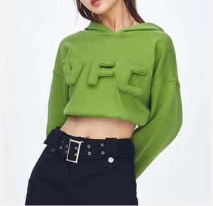 Sweat à capuche court en coton éponge français avec logo personnalisé pour femmes avec col à capuche Boxy brodé sur le devant en relief 3D - Product Image 2