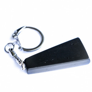 Llavero trapezoidal pulido de shungita de 0.7*1.6*0.3 pulgadas (17*40*8 mm) - Product Image 4