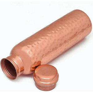 Juego de 3 botellas ayurvédicas de cobre con un diseño premium que presenta artesanía india tradicional y una estructura duradera. - Product Image 6