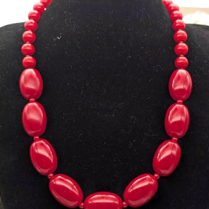 Collier en résine, accessoire de bijouterie audacieux et accrocheur pour les amateurs de mode moderne, haute qualité - Product Image 1