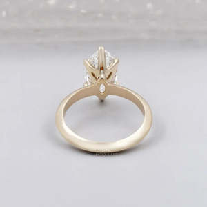 Anillo de Compromiso Solitario con Diamante de Corte Marquesa de 2 Quilates para Mujer, en Oro Amarillo con Engaste de 6 Puntas, Certificado IGI - Product Image 4