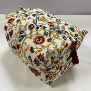 Sac de voyage grand format style vintage Sangria Rouge, écologique, en coton imprimé au bloc, matelassé, réutilisable, léger et durable - Product Image 1