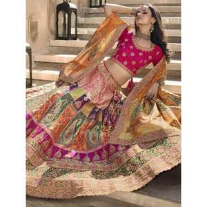 Magnifique Lehenga Choli de mariage en soie Banarasi violette avec broderie pour votre jour spécial - Product Image 4