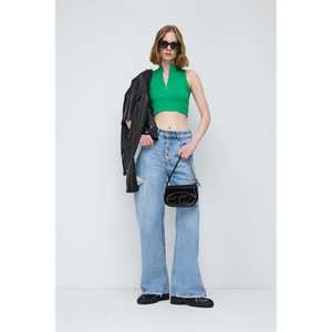 Blusa Corta Casual sin Costuras con Logotipo Frontal - Product Image 3