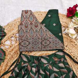 Vêtements ethniques tendance fantaisie Paithani Lehenga Choli à haute demande avec fabricant de travaux de tissage Zari de l'Inde à vendre - Product Image 2