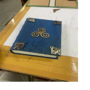 Journal en cuir celtique noir personnalisé avec embellissements en laiton Journal en cuir noir jumbo avec design celtique et accents en laiton - Product Image 5