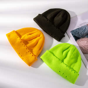 Ensemble bonnet en jacquard en tricot néon personnalisé bonnet en acrylique plié avec détail à pois pour hommes femmes en couleurs fluorescentes et unies - Product Image 5