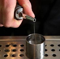 En gros 2025 Logo Personnalisé En Acier Inoxydable Vitesse Bouteille De Vin Verseur Bouchon Conique Bec pour Huile D'olive Vinaigre Matériau Métallique