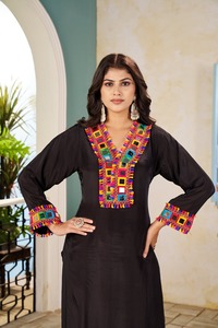 Traje de Fiesta Étnico Indio y Pakistaní de Viscosa con Pedrería Malti de Neeta Creation, Color Negro Malti, para Todas las Temporadas - Product Image 3