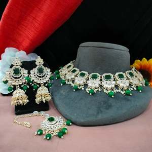 Kundan y collar de perlas colgantes con efecto radiante luminoso Maang Tikka Ideal para bodas, festivales, ocasiones especiales - Product Image 2