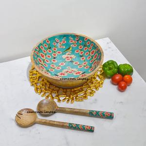 Ensemble de saladiers en bois de mangue fabriqués à la main avec design imprimé Blissful Blooms et serveurs à salade en bois assortis pour les repas et la cuisine - Product Image 1