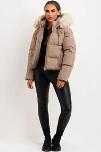 Veste matelassée en pierre personnalisée de haute qualité OEM pour femmes Veste matelassée à capuche en fausse fourrure avec fermeture éclair complète Bulle matelassée Détachable pour l'hiver - Product Image 4