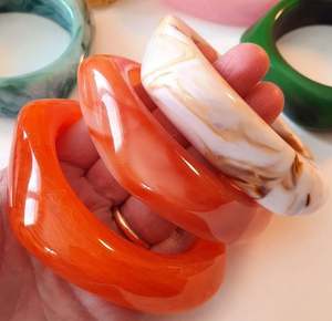 Brazaletes grandes de estilo vintage, joyería de resina acrílica de moda con material principal de moda de acero inoxidable - Product Image 3