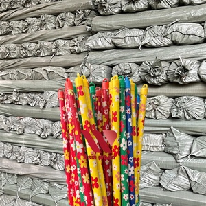 Palo de escoba de madera de eucalipto de alta calidad con cabeza de escoba de PVC 2 en 1 cerdas suaves para uso doméstico suelo origen de Vietnam - Product Image 6