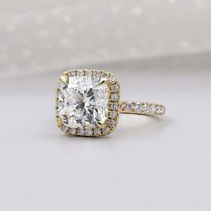 Anillo de compromiso con diamante halo de corte cojín certificado por IGI y banda de boda con pavé - Product Image 3