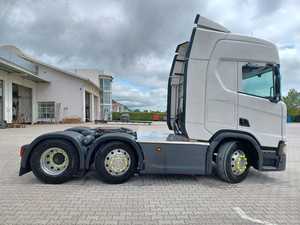 2020 AWD, Interior en Cuero Oscuro, Caja de Cambios Automática, Volante a la Izquierda, Asientos de Cuero, Neumáticos R18, Euro IV - Product Image 3