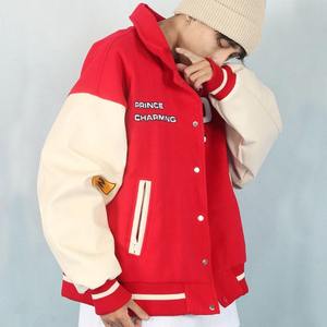 Chaqueta universitaria personalizada OEM para hombre, forro polar rojo de alta calidad con mangas de cuero auténtico y parches de chenilla - Product Image 4