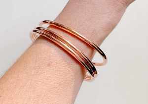 Bracelet jonc en laiton plaqué or de style ange classique multi-couches en gros pour femmes, cadeau de mariage - Product Image 3