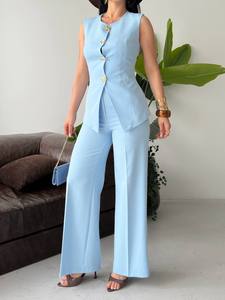 Ensemble de costume sans manches bleu clair pour femme avec détails boutonnés, pantalon long et gilet de couleur unie, élégant, pour l'été - Product Image 5