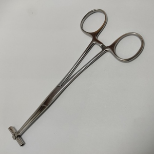 Venta al por mayor de Piercing para el cuerpo Tragus Bucket end fórceps alemán de acero inoxidable Piercing Clamp Pierceps Skin Piercing Plier - Product Image 1