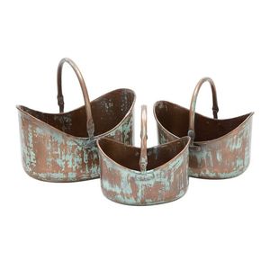 Seau à jardinière en fer galvanisé avec finition antique et détails de style dépendance pour les amateurs de décoration extérieure vintage. - Product Image 3