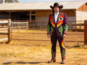 Traje Bordado Estilo Vaquero Verde Oliva para Hombre, Blazer y Pantalones con Diseño de Fénix, Ojo y Cactus - Product Image 3