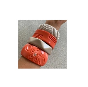 Último brazalete de resina tallado a mano brazalete de resina epoxi de la mejor calidad forma redonda mujeres y niñas para regalo y brazalete de fiesta - Product Image 1