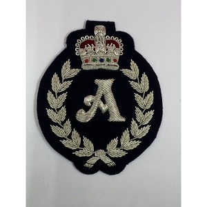 Insignes de blazer brodés à la main de haute qualité sur feutre personnalisés en gros - Product Image 4